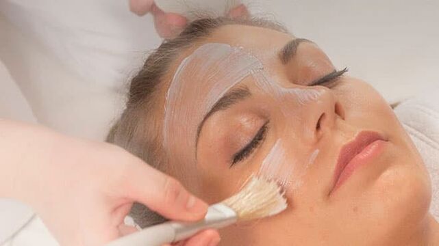 Aplicación de una mascarilla facial rejuvenecedora